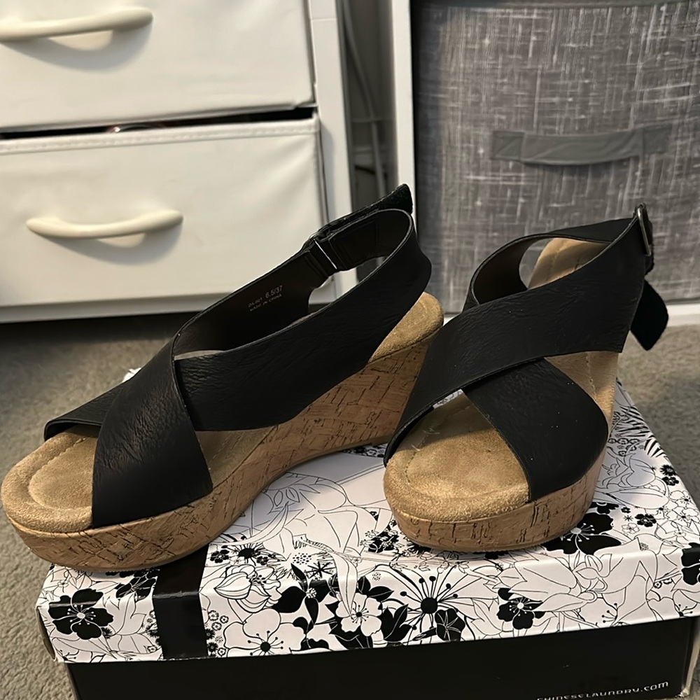 black wedges